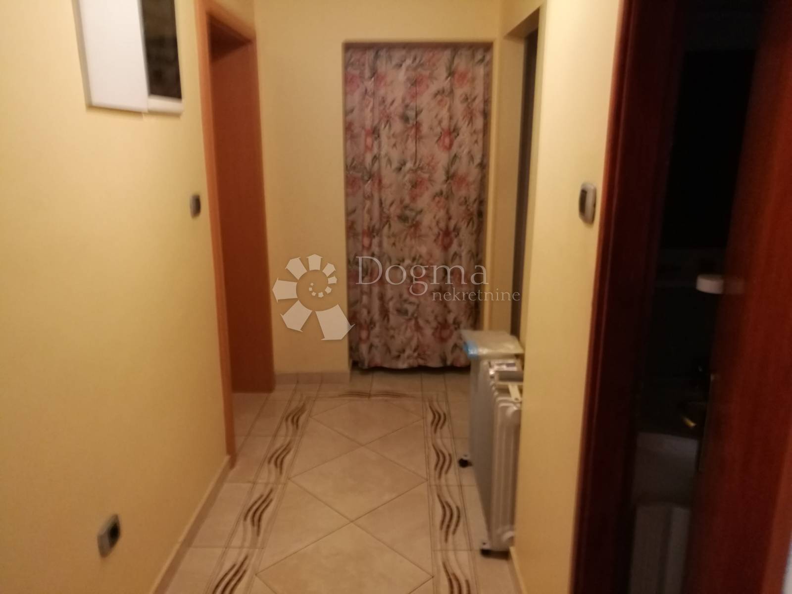  Samostojeća adaptirana starina 457 m²  