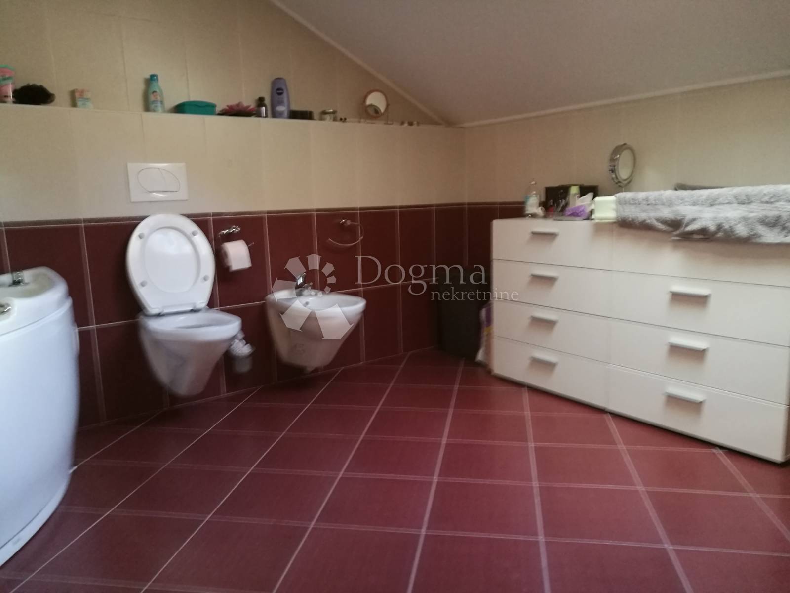  Samostojeća adaptirana starina 457 m²  
