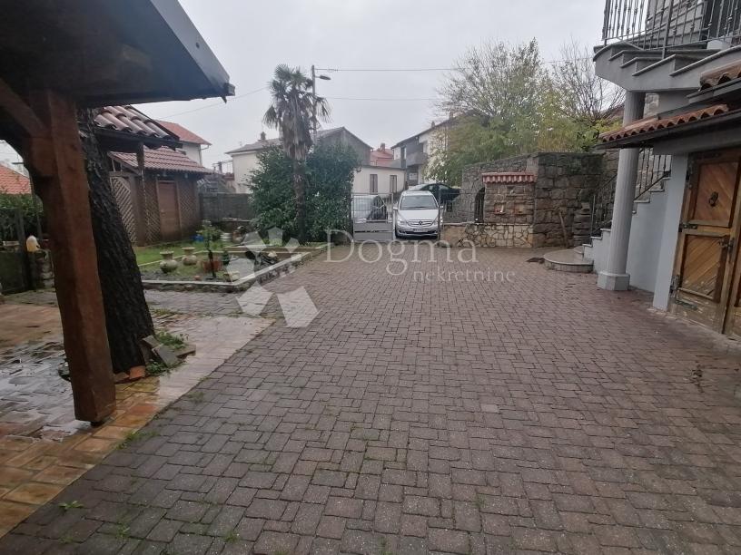  Vrhunska kuća u centru Srdoča  
