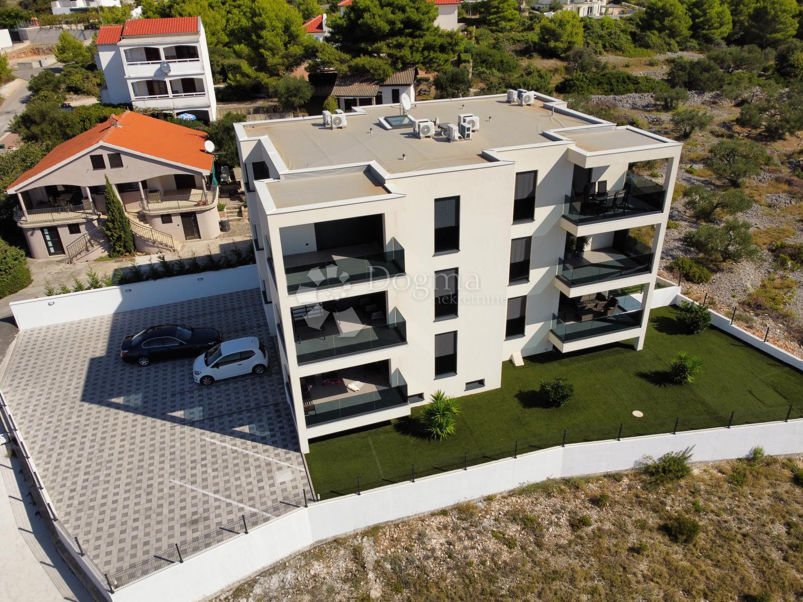 ROGOZNICA-NAMJEŠTENI STAN S TOP POGLEDOM 130M OD MORA
