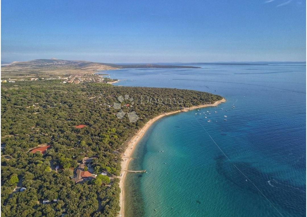  Odličan teren u centru Novalje  
