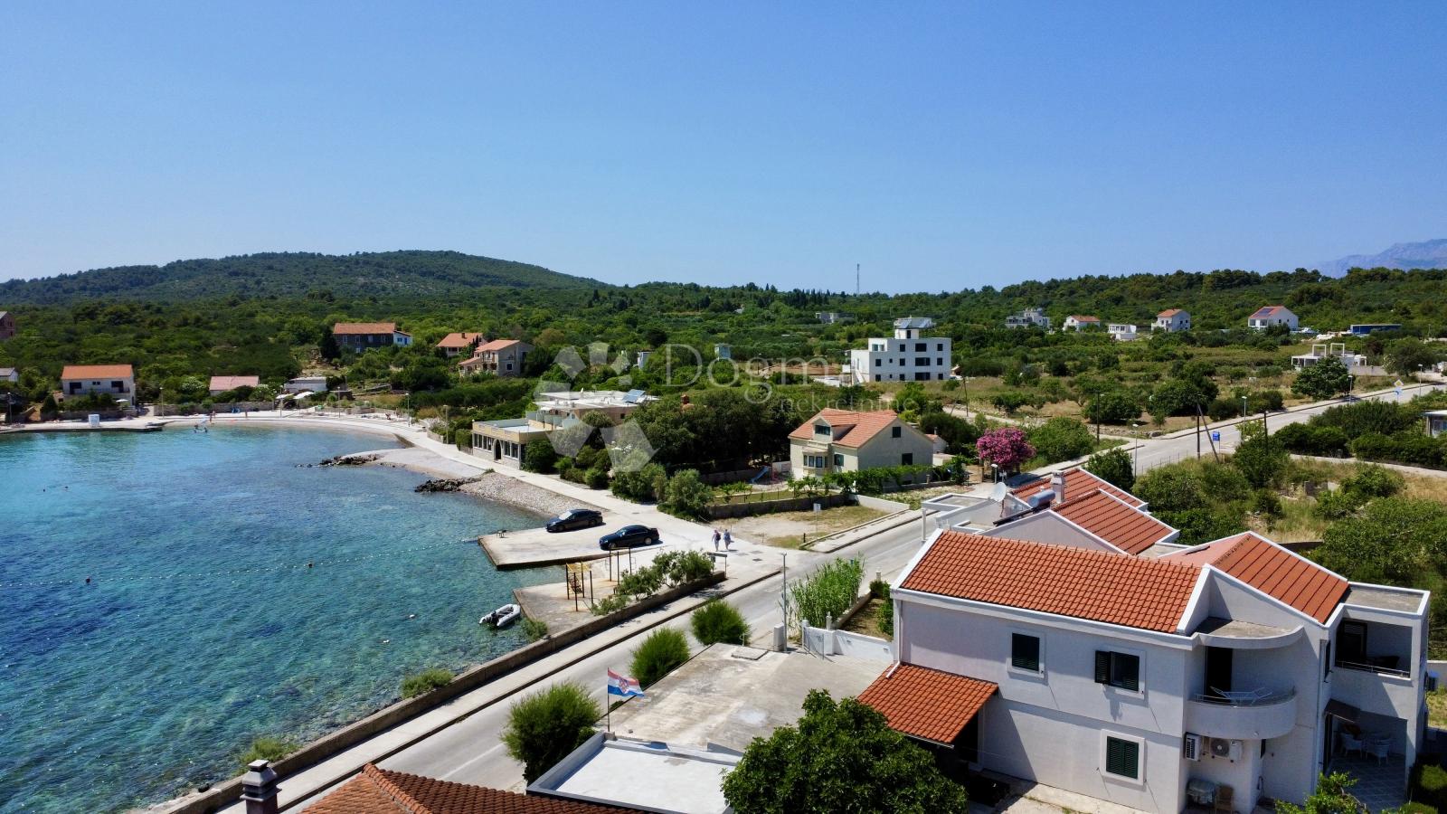  Samo u Dogmi! Hvar, 10m od plaže, prekrasna kuća sa 4 apartmana  