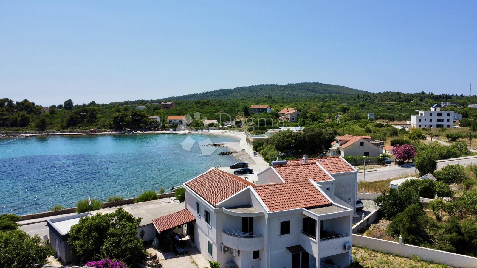  Samo u Dogmi! Hvar, 10m od plaže, prekrasna kuća sa 4 apartmana  