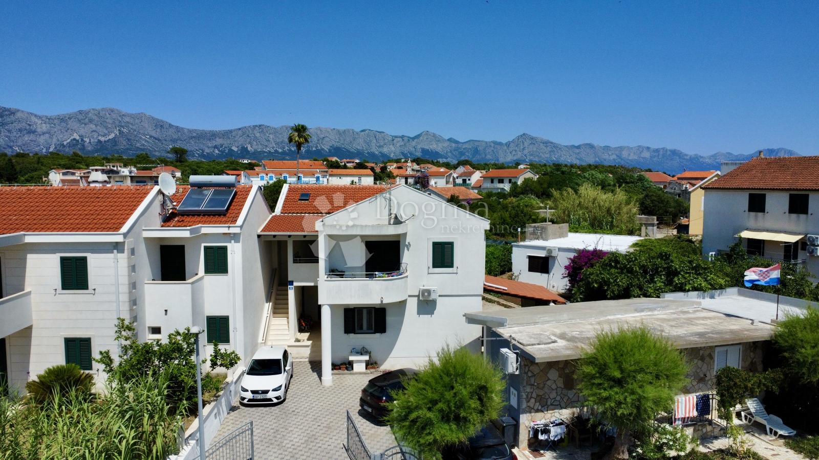 Samo u Dogmi! Hvar, 10m od plaže, prekrasna kuća sa 4 apartmana  