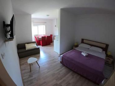 Kuća sa 3 apartmana + dvosobni stan 