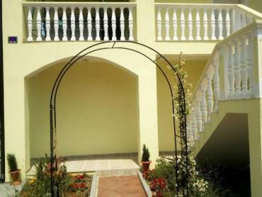Kuća sa 3 apartmana + dvosobni stan 