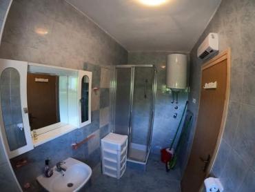 Kuća sa 3 apartmana + dvosobni stan 