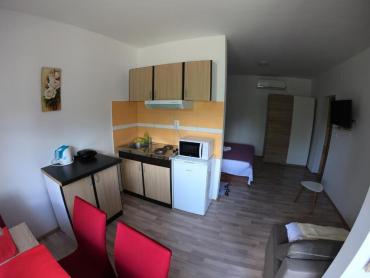 Kuća sa 3 apartmana + dvosobni stan 