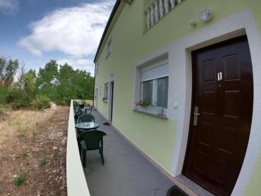 Kuća sa 3 apartmana + dvosobni stan 