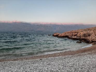 GRAĐEVINSKI TEREN SA SPEKTAKULARNIM POGLEDOM NA VELEBIT I MORE