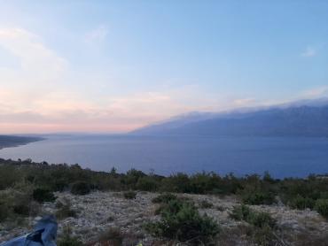 GRAĐEVINSKI TEREN SA SPEKTAKULARNIM POGLEDOM NA VELEBIT I MORE
