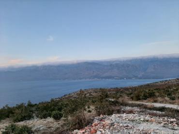 GRAĐEVINSKI TEREN SA SPEKTAKULARNIM POGLEDOM NA VELEBIT I MORE
