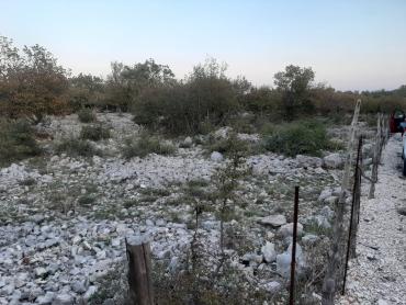 GRAĐEVINSKI TEREN SA SPEKTAKULARNIM POGLEDOM NA VELEBIT I MORE