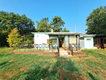 PRILIKA - 2 kuće i 2 građevinska zemljišta - LOBORIKA