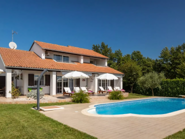 HITNO! SPUŠTENA CIJENA!  KUĆA MEDITERANSKOG STILA SA BAZENOM I PROSTRANOM OKUĆNICOM