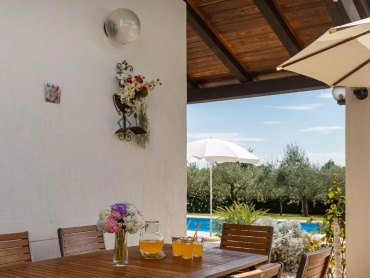 HITNO! SPUŠTENA CIJENA!  KUĆA MEDITERANSKOG STILA SA BAZENOM I PROSTRANOM OKUĆNICOM