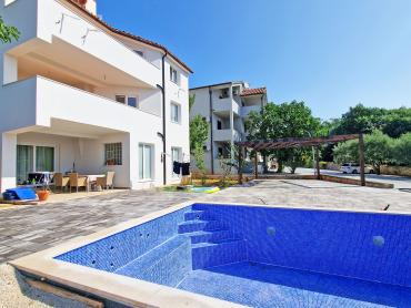 STAN 106 M2, POGLED MORE, 3OO M DO MORA, BAZEN – TOP LOKACIJA! 2. KAT
