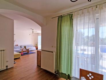 STAN 106 M2, 3OO METARA DO MORA, BAZEN – TOP LOKACIJA! PRIZEMLJE