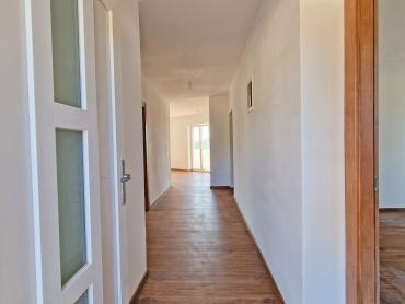 STAN 106 M2, 3OO METARA DO MORA, BAZEN – TOP LOKACIJA! 1. KAT