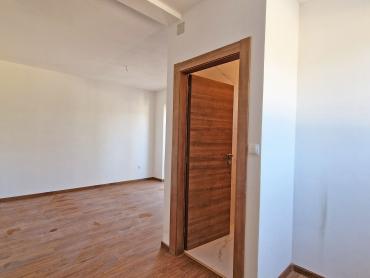 STAN 106 M2, 3OO METARA DO MORA, BAZEN – TOP LOKACIJA! 1. KAT