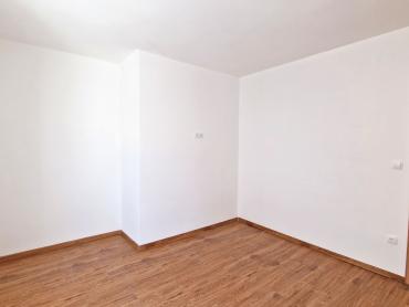 STAN 106 M2, 3OO METARA DO MORA, BAZEN – TOP LOKACIJA! 1. KAT