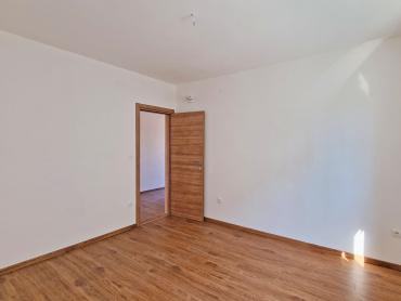 STAN 106 M2, 3OO METARA DO MORA, BAZEN – TOP LOKACIJA! 1. KAT