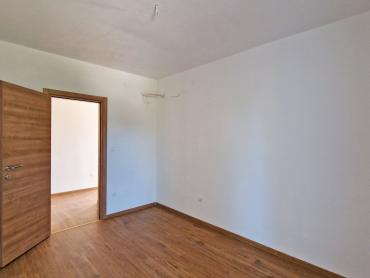 STAN 106 M2, 3OO METARA DO MORA, BAZEN – TOP LOKACIJA! 1. KAT