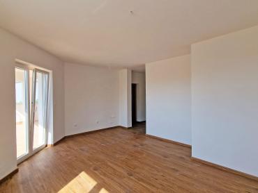 STAN 106 M2, 3OO METARA DO MORA, BAZEN – TOP LOKACIJA! 1. KAT