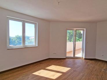 STAN 106 M2, 3OO METARA DO MORA, BAZEN – TOP LOKACIJA! 1. KAT