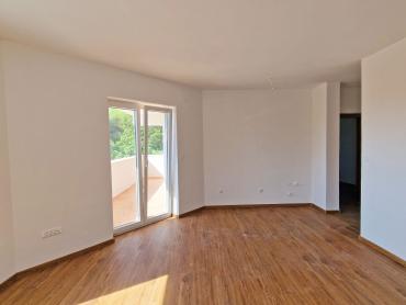 STAN 106 M2, 3OO METARA DO MORA, BAZEN – TOP LOKACIJA! 1. KAT
