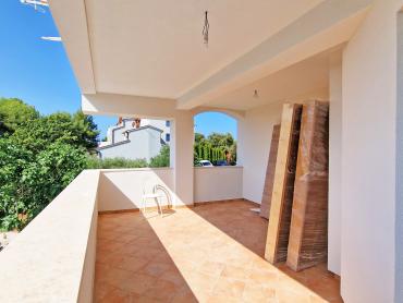 STAN 106 M2, 3OO METARA DO MORA, BAZEN – TOP LOKACIJA! 1. KAT