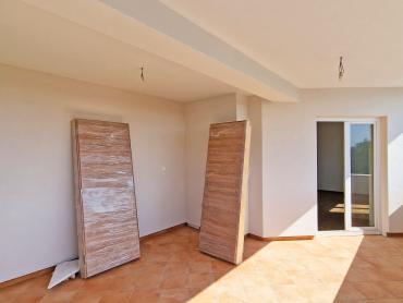 STAN 106 M2, 3OO METARA DO MORA, BAZEN – TOP LOKACIJA! 1. KAT