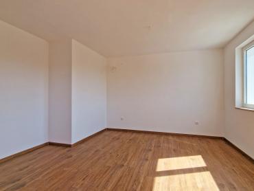 STAN 106 M2, 3OO METARA DO MORA, BAZEN – TOP LOKACIJA! 1. KAT
