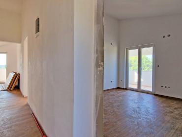 STAN 106 M2, POGLED MORE, 3OO M DO MORA, BAZEN – TOP LOKACIJA! 2. KAT