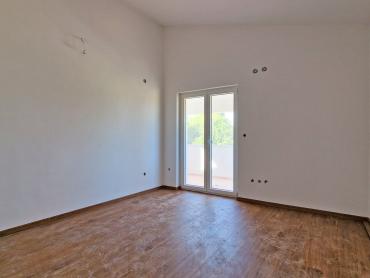 STAN 106 M2, POGLED MORE, 3OO M DO MORA, BAZEN – TOP LOKACIJA! 2. KAT