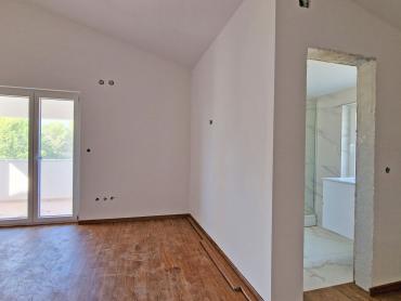 STAN 106 M2, POGLED MORE, 3OO M DO MORA, BAZEN – TOP LOKACIJA! 2. KAT