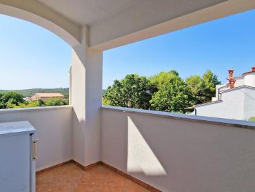 STAN 106 M2, POGLED MORE, 3OO M DO MORA, BAZEN – TOP LOKACIJA! 2. KAT