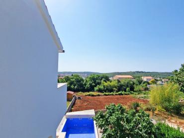 STAN 106 M2, POGLED MORE, 3OO M DO MORA, BAZEN – TOP LOKACIJA! 2. KAT