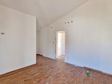 STAN 106 M2, POGLED MORE, 3OO M DO MORA, BAZEN – TOP LOKACIJA! 2. KAT