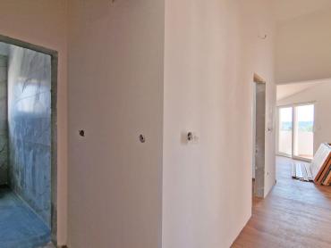 STAN 106 M2, POGLED MORE, 3OO M DO MORA, BAZEN – TOP LOKACIJA! 2. KAT