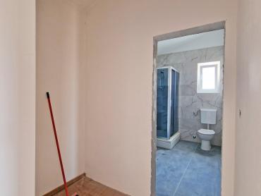 STAN 106 M2, POGLED MORE, 3OO M DO MORA, BAZEN – TOP LOKACIJA! 2. KAT