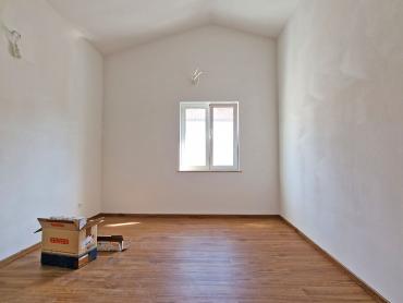 STAN 106 M2, POGLED MORE, 3OO M DO MORA, BAZEN – TOP LOKACIJA! 2. KAT