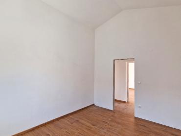 STAN 106 M2, POGLED MORE, 3OO M DO MORA, BAZEN – TOP LOKACIJA! 2. KAT