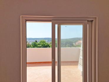 STAN 106 M2, POGLED MORE, 3OO M DO MORA, BAZEN – TOP LOKACIJA! 2. KAT