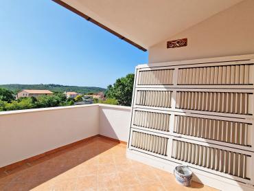 STAN 106 M2, POGLED MORE, 3OO M DO MORA, BAZEN – TOP LOKACIJA! 2. KAT