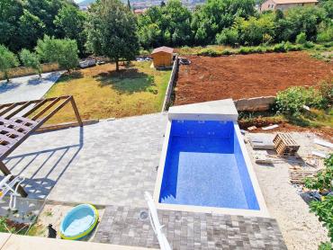 STAN 106 M2, POGLED MORE, 3OO M DO MORA, BAZEN – TOP LOKACIJA! 2. KAT