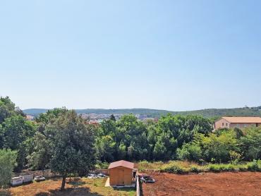 STAN 106 M2, POGLED MORE, 3OO M DO MORA, BAZEN – TOP LOKACIJA! 2. KAT