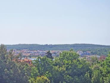 STAN 106 M2, POGLED MORE, 3OO M DO MORA, BAZEN – TOP LOKACIJA! 2. KAT