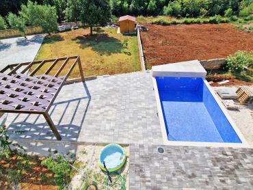 STAN 106 M2, POGLED MORE, 3OO M DO MORA, BAZEN – TOP LOKACIJA! 2. KAT