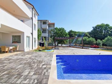 KUĆA S 3 STANA, SVAKI IMA 106 M2, POGLED MORE, 3OO M DO MORA, BAZEN – TOP LOKACIJA!